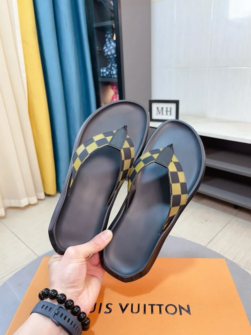 Men's shoes 💰260🌹🌹 (lv-Louis Vuitton) new men's sandals, high-end boutique, exquisite embossed logo decoration on the upper, fine workmanship, super soft soles, casual, loose and comfortable, a must-have in summer! \nsize：38-44